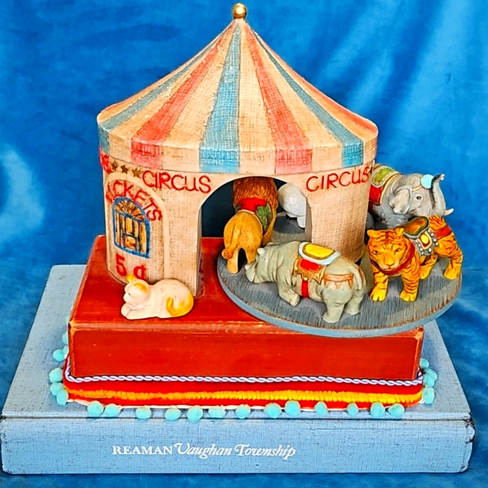 Vintage 1960s circus 🎪 music box, repurposed with an old 1960s book.